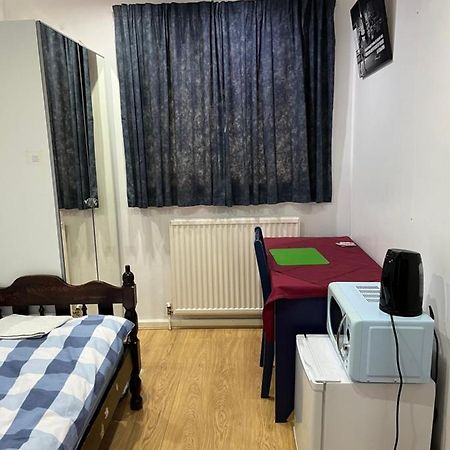 Comfortable Single Bedroom With Free On Site Parking Kingston upon Thames  Dış mekan fotoğraf