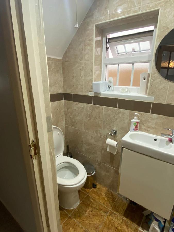 Comfortable Single Bedroom With Free On Site Parking Kingston upon Thames  Dış mekan fotoğraf