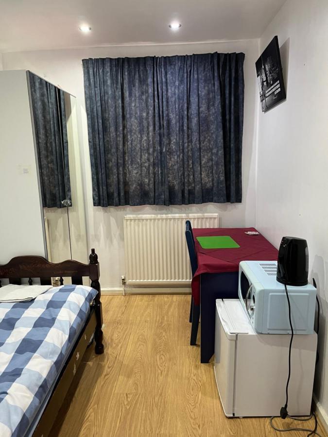 Comfortable Single Bedroom With Free On Site Parking Kingston upon Thames  Dış mekan fotoğraf