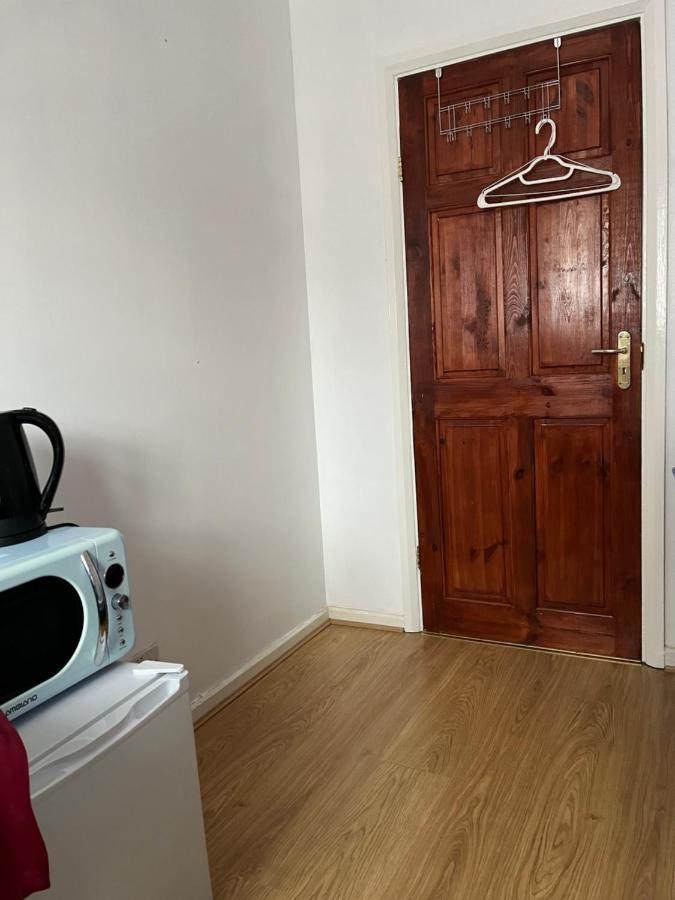 Comfortable Single Bedroom With Free On Site Parking Kingston upon Thames  Dış mekan fotoğraf