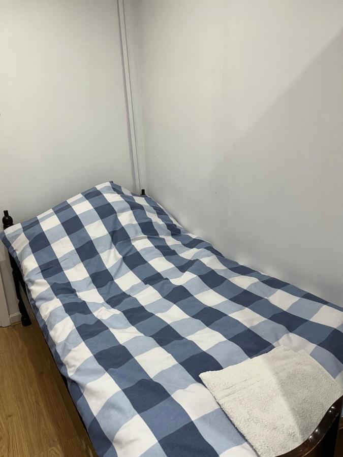 Comfortable Single Bedroom With Free On Site Parking Kingston upon Thames  Dış mekan fotoğraf