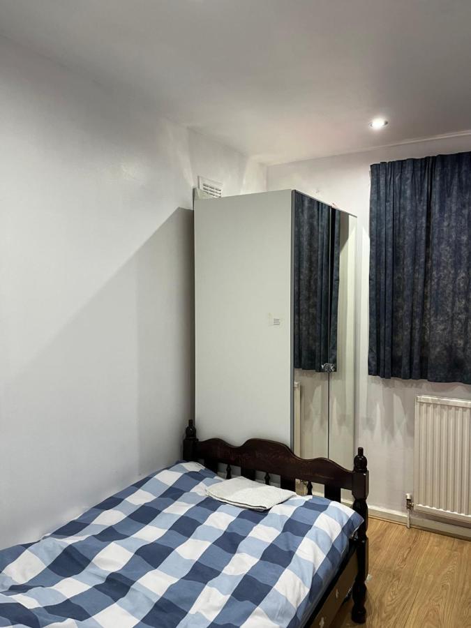 Comfortable Single Bedroom With Free On Site Parking Kingston upon Thames  Dış mekan fotoğraf